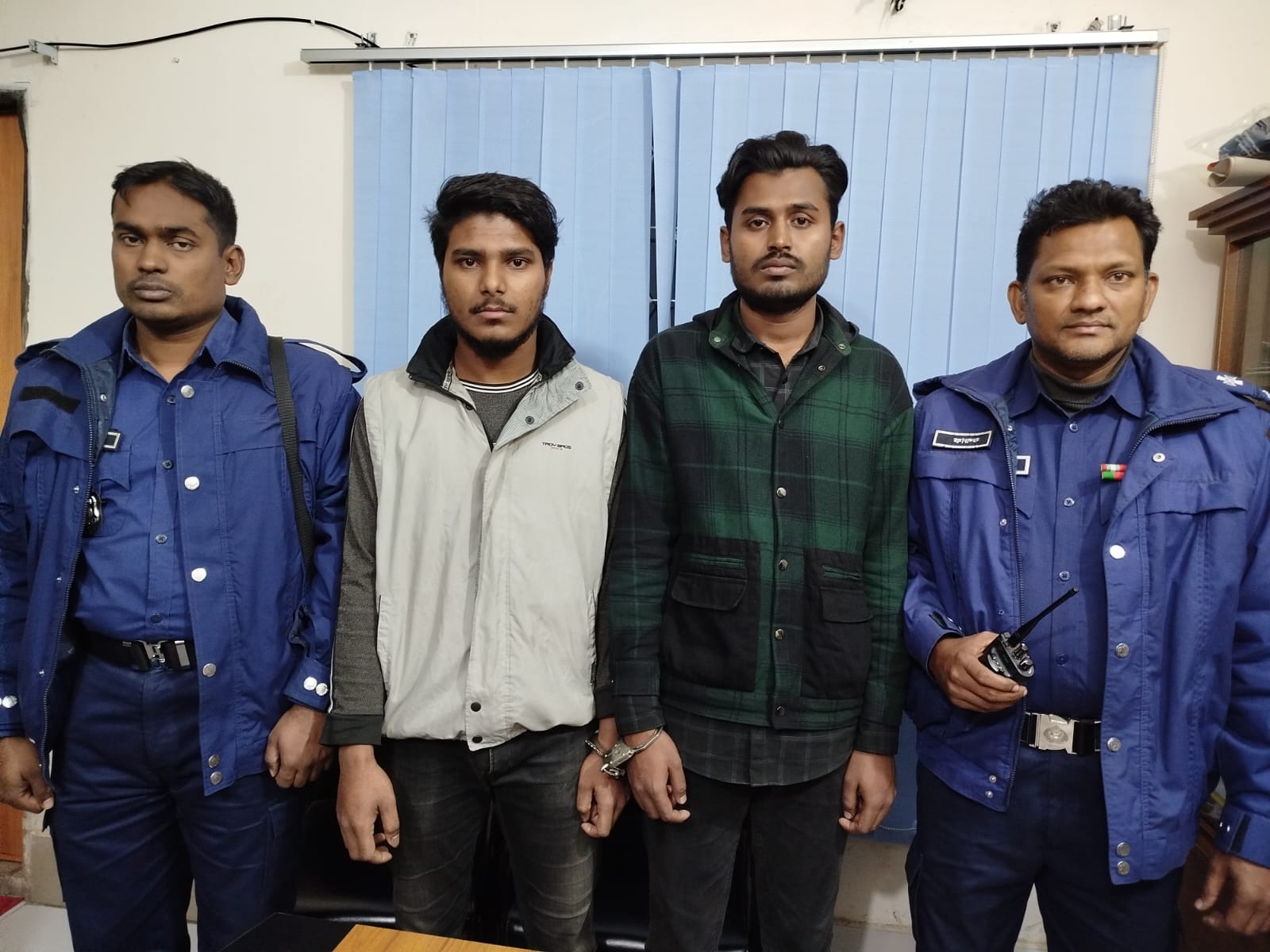 সাভারে দুই পেশাদার ছিনতাইকারীকে গ্রেফতার করেছে পুলিশ