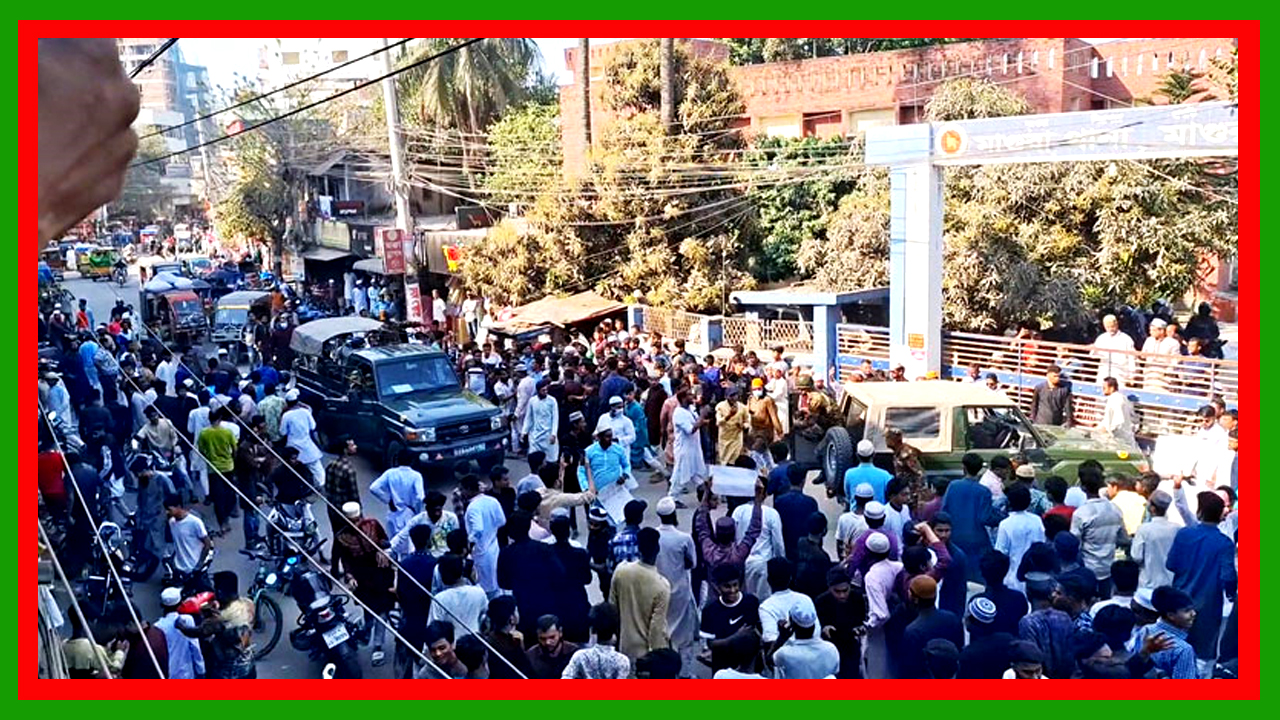 শিশু ধর্ষককে জনতার হাতে তুলে দেওয়ার জন্য মাগুরায় থানা ঘেরাও করল বিক্ষুব্ধ জনতা