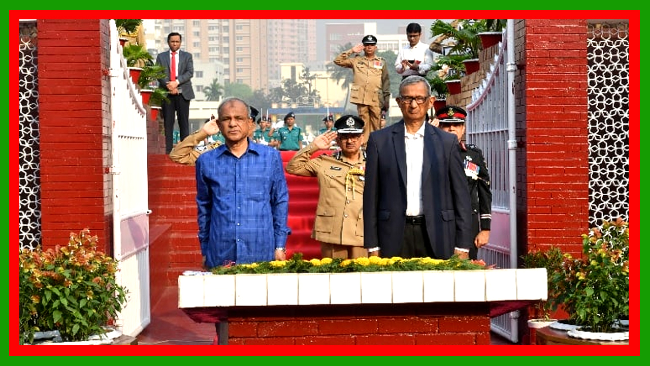 মহান স্বাধীনতা ও জাতীয় দিবসে পুলিশ স্মৃতিসৌধে স্বরাষ্ট্র উপদেষ্টা, প্রধান উপদেষ্টার বিশেষ সহকারী, আইজিপির শ্রদ্ধা