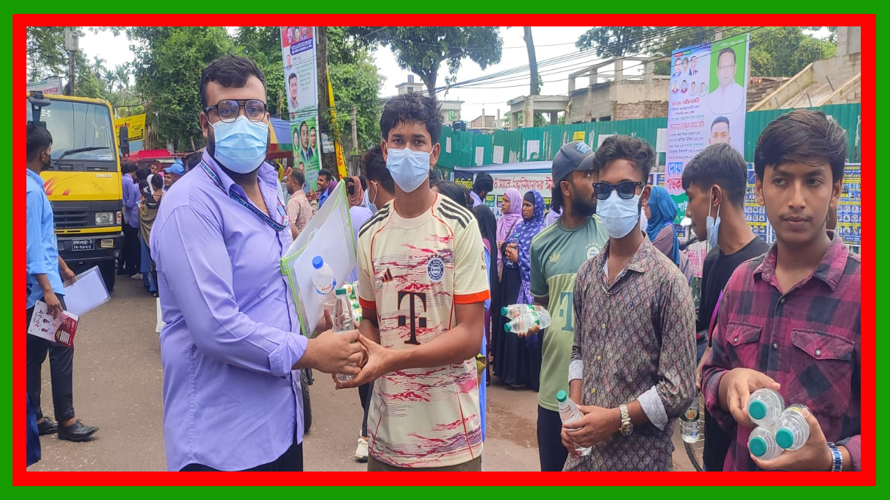 ধামরাই পৌর ছাত্রদলের পক্ষে পরীক্ষার্থীদের মাঝে ঠান্ডা পানি ও খাবার স্যালাইন বিতরন