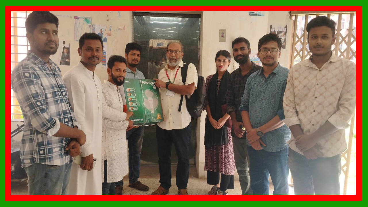 শিক্ষার্থীদের লিফটের জন্য ভিসির হাতে ফ্যান হস্তান্তর করলো বরিশাল বিশ্ববিদ্যালয় ছাত্রদল