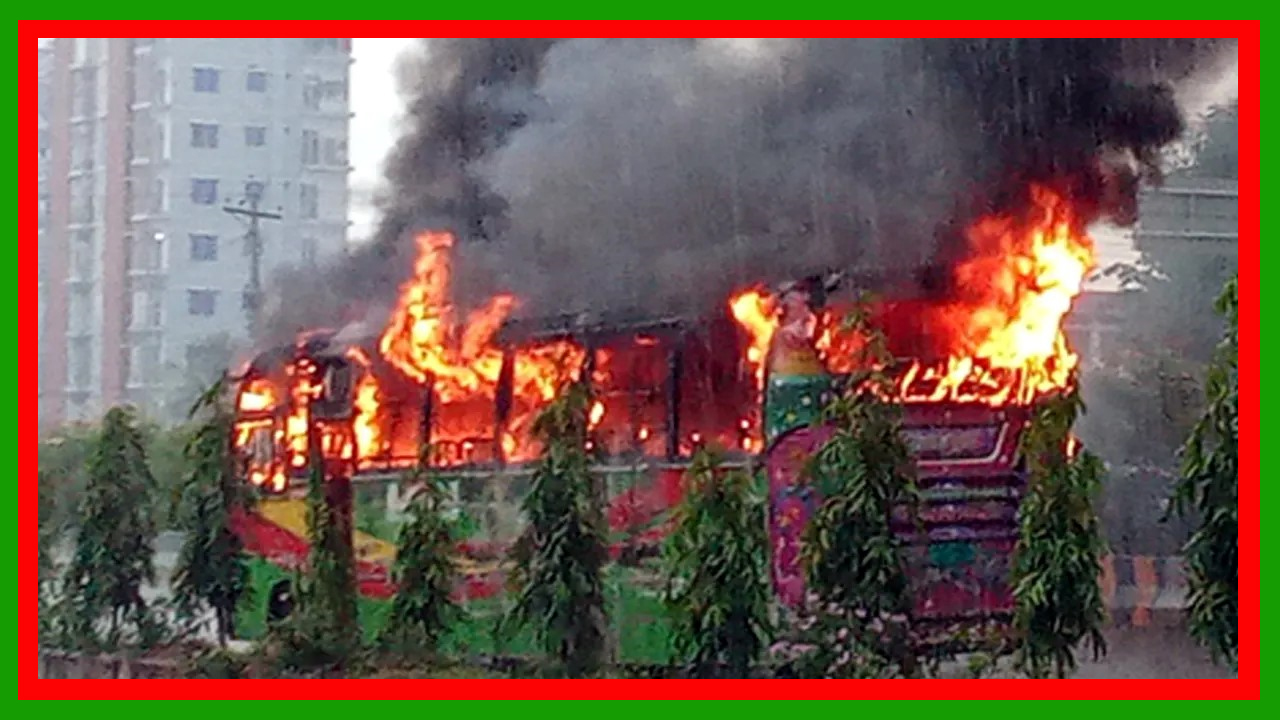 নারায়ণগঞ্জে মৌমিতা বাসের ধাক্কায় এক ব্যক্তি নিহত ও দুজন গুরুতর আহত : বিক্ষুব্ধ জনতা বাসে আগুন দিয়েছে