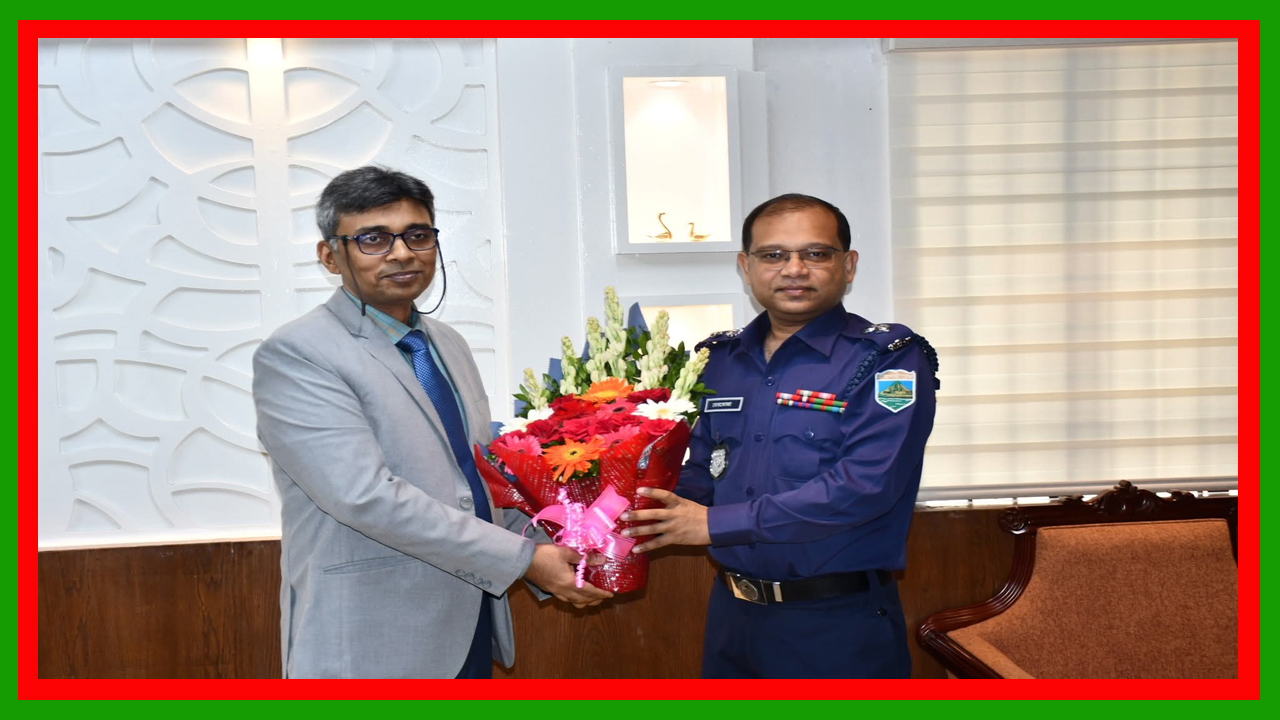 পাবনার নবাগত জেলা প্রশাসক শাহেদ মোস্তফাকে ফুলের শুভেচ্ছা জানালেন জেলা পুলিশ সুপার মোঃ মোরতোজা আলী খাঁন