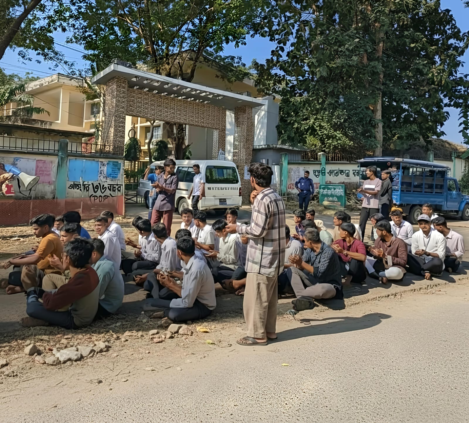 রাঙামাটিতে শিক্ষার্থীদের সড়ক অবরোধ : দ্বিতীয় দিনেও স্থবির যান চলাচল