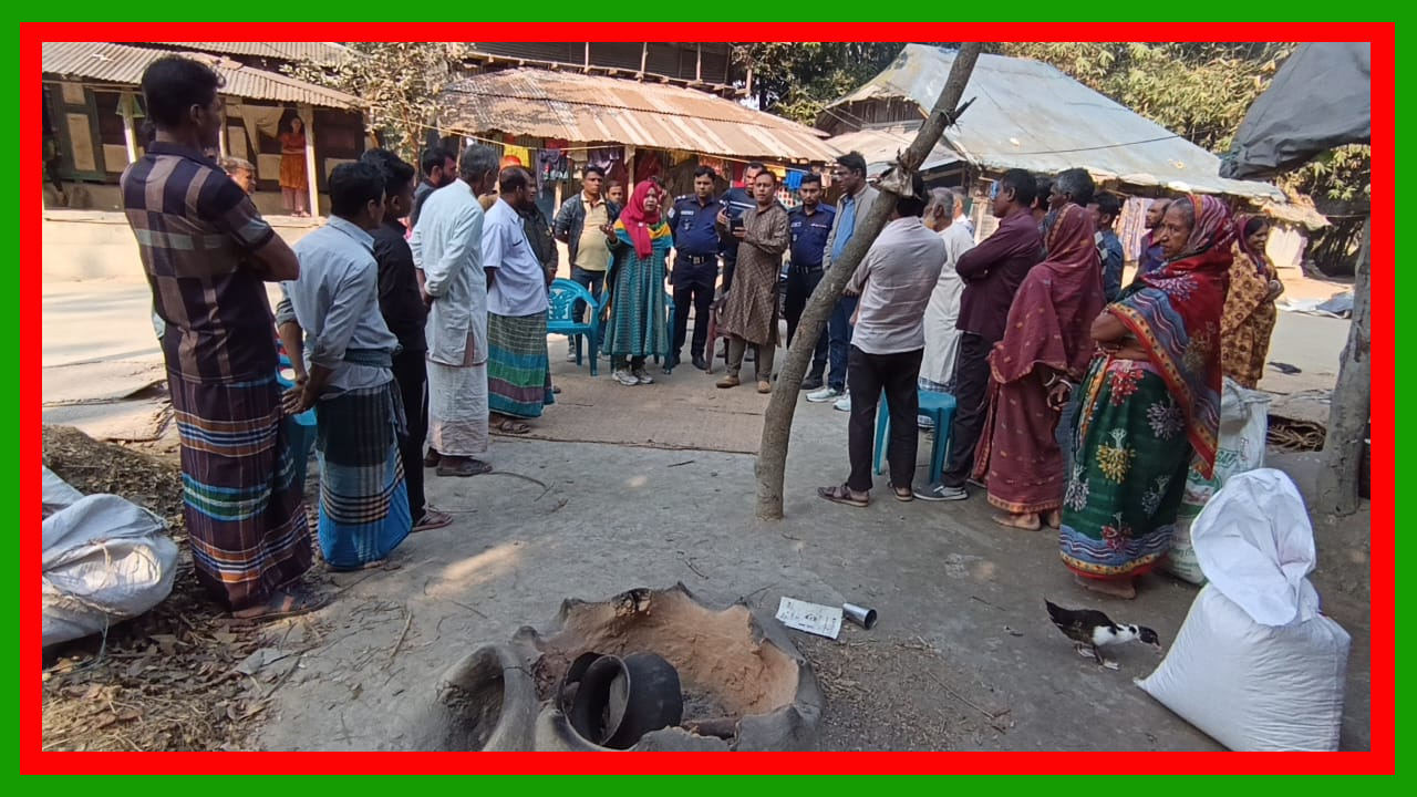 পটুয়াখালীর দুমকিতে সংখ্যালঘু পল্লীতে দুর্বৃত্তদের তাণ্ডব মুড়ি ভাজার চুলা ও খড়ের গাদায় আগুন