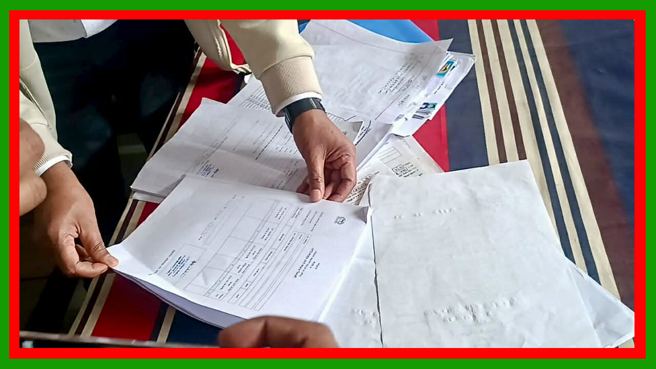 ভোট গণনার আগেই নওগাঁয় ফলাফল শিটে স্বাক্ষর : প্রিজাইডিং কর্মকর্তাকে ক্লোজড করা হয়েছে