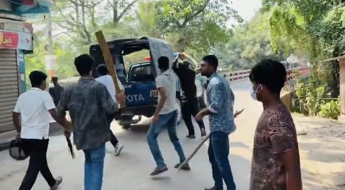 গোপালগঞ্জে পুলিশের গাড়িতে নিরাপত্তা ঘটনায় ও সদস্যদের নিরাপত্তা ঘটনায়