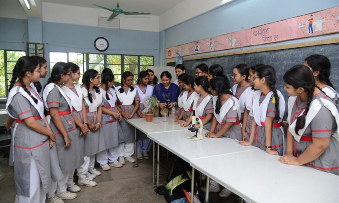 হলি ক্রস স্কুলে নবম শ্রেণিতে ভর্তি