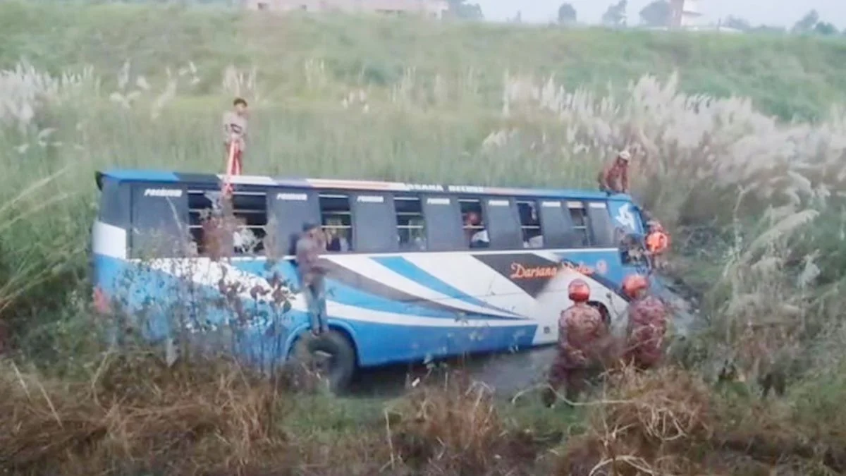 মুন্সীগঞ্জে মহাসড়কে যাত্রীবাহী বাস খাদে: নিহত ৩