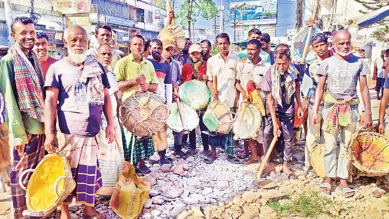 সিলেটের শ্রমিক হাটগুলোতে কাজের তীব্র সংকট, বাড়ছে শ্রমিকের ভিড়